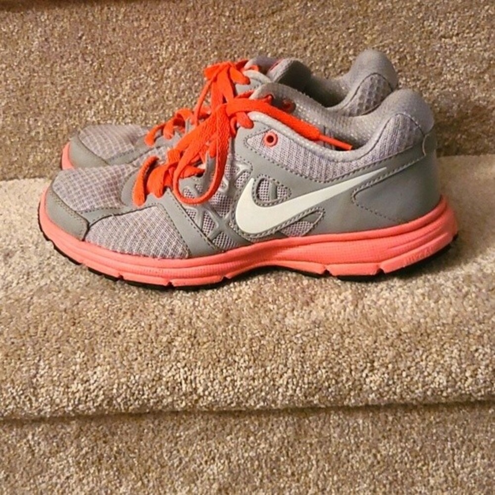 Nike Women's Gray & Pink Sneakers Size 7